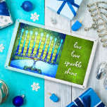 Bandeja Acrílica Blue Hanukkah Menorah Live Love Sparkle Shine Type<br><div class="desc">"El amor vivo brilla". Una foto de primer plano de una menorah artística brillante, colorida, azul y verde te ayuda a inaugurar las vacaciones de Hanukkah con estilo. Sienta el calor y la alegría de la temporada de vacaciones cada vez que usas esta impresionante y colorida bandeja de servicio de...</div>