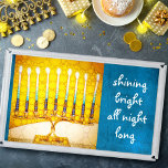 Bandeja Acrílica Hanukkah Menorah Artsy Yellow Gold Shright Bright<br><div class="desc">"Brillante brillante toda la noche". Una foto de primer plano de una brillante, colorida y dorada foto de una menorah con acentos verde azulados te ayuda a inaugurar la festividad de Hanukkah con estilo. Sienta el calor y la alegría de la temporada de vacaciones cada vez que usas esta impresionante...</div>