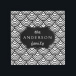 Bandeja Acrílica Patrón de escalado de vieira Personalizado Negro y<br><div class="desc">Este moderno y audaz patrón de vieiras en blanco y negro que sirve bandeja tiene una placa con el nombre curvado de un banner negro donde se puede añadir el nombre de su familia. El motivo del patrón de escalas repetidas, de vieiras, tiene un aspecto elegante, moderno y de gama...</div>