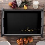 Bandeja Black Gold Modern Script Girly Monograma Nombre<br><div class="desc">Lugar de Monograma de Guión Simple Negro y Oro que sirve la bandeja. Esto hace que la graduación perfecta, el cumpleaños, el boda, la ducha de novia, el aniversario, la ducha de bebé o la fiesta de soltera sea un regalo para alguien que ama el lujo glam y los estilos...</div>