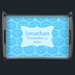 Bandeja Blue Damask Baby Boy Nombre Fecha de Nacimiento Pe<br><div class="desc">Esta bandeja es excelente para la guardería para que el bebé recién nacido almacene los artículos necesarios para cuidar al bebé. La bandeja también es conmemorativa personalizada con el nombre y fecha de nacimiento del bebé. Este diseño de damasco tiene un damasco azul turquesa y azul claro. Un emblema azul...</div>