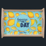 Bandeja Funny Fruit Squeeze The Day Vintage Lemon Pattern<br><div class="desc">Funciona una bandeja divertida y fresca para hacer la cocina más divertida. Regalo personalizado para la familia y amigos que aman cocinar, cocinar y probar una nueva receta en la cocina. Personalizar el nombre para su ocasión. Puede utilizar la Herramienta de diseño para cambiar aún más el tipo de letra,...</div>