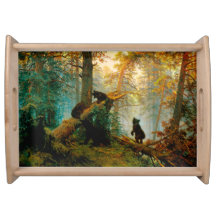 Mañana en un bosque de pinos Oso con cachorros Shi