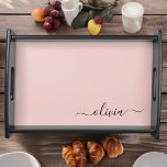 Bandeja Nombre del Monograma de Rubor Dusty Pink Moderne S<br><div class="desc">Lugar de Monograma de Guión Simple Rosa Dusty Rubor Que Sirve Bandeja. Esto hace que la graduación perfecta, el cumpleaños, el boda, la ducha de novia, el aniversario, la ducha de bebé o la fiesta de soltera sea un regalo para alguien que ama el lujo glam y los estilos de...</div>