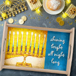Bandeja Oro Amarillo Hanukkah Menorah Brillante Cita brill<br><div class="desc">"Brillante brillante toda la noche". Una foto de primer plano de una brillante, colorida y dorada foto de una menorah con acentos verde azulados te ayuda a inaugurar la festividad de Hanukkah con estilo. Sienta la calidez y la alegría de la temporada de vacaciones cada vez que usas esta impresionante...</div>