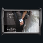 Bandeja Pareja de matrimonio romántica y elegante sostenie<br><div class="desc">Una fotografía romántica y elegante de una pareja tomándose de la mano. La imagen se centra en las manos de las parejas amadas,  mientras llevan su elegante atuendo boda. Ella en su vestido boda y él en su tux. Personalice con sus propios detalles de boda.</div>