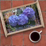 Bandeja Plantilla de texto de imagen de Blue Hydrangea Gar<br><div class="desc">Bonito de madera floral que sirve bandeja con flores de hidraangea y un lugar para el texto. Las flores de hidrangea azul púrpura son la imagen central de la fotografía de un jardín tropical. Otras plantas coloridas y hojas en el fondo hacen de esto una interesante imagen inferior para bandejas...</div>