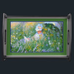 Bandeja Señora de Claude Monet Pintando Dans La Prairie<br><div class="desc">pintura impresionista bonito de una dama victoriana leyendo en un prado. "Dans la prairie" se traduce como "In the meadow". Claude Monet, en su inimitable estilo, captura un perfecto día de verano. La dama está usando su mejor vestido blanco dominical y bonnet. Un prado lleno de flores encantadoras, incluyendo margaritas,...</div>
