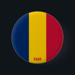 Bandera de Chad cambia botón patriótico<br><div class="desc">Bandera de Chad adorando botón patriótico con la bandera de Chad impresa sobre el botón. El nombre del país está sutilmente integrado en el diseño de la parte inferior. El texto es totalmente personalizable usando la función "Personalizar". Este hermoso botón de Chad es un regalo elegante para cualquier ocasión. ©...</div>