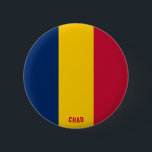 Bandera de Chad cambia botón patriótico<br><div class="desc">Bandera de Chad adorando botón patriótico con la bandera de Chad impresa sobre el botón. El nombre del país está sutilmente integrado en el diseño de la parte inferior. El texto es totalmente personalizable usando la función "Personalizar". Este hermoso botón de Chad es un regalo elegante para cualquier ocasión. ©...</div>