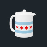 Bandera de Chicago, Tetera Estatal de Illinois<br><div class="desc">Añade un toque de orgullo a Chicago a tu hora del té con nuestra exclusiva tetera con la bandera de Chicago. Esta tetera, elaborada con meticulosa atención a los detalles, es más que un accesorio práctico de cocina; es una celebración del legado y orgullo cultural de Chicago. El elegante diseño...</div>