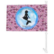 Bandera de la casa de escalas rosadas en el mar de