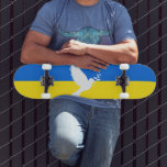 Bandera de Ucrania Patineta de la Paz - Libertad<br><div class="desc">Bandera de Ucrania - Paloma de paz - Libertad - Apoyo a la paz - Solidaridad - Bandera ucraniana - Fuertes juntos - ¡Victoria de la libertad! Hagamos del mundo un lugar mejor - ¡todos juntos! Un mundo mejor comienza - depende - ¡los necesita también! Puede transferir a más de...</div>