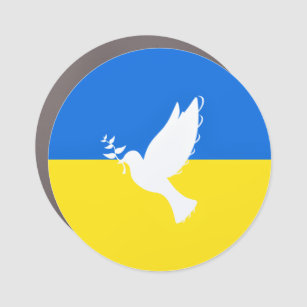 Bandera de Ucrania se mueve del imán del auto de p