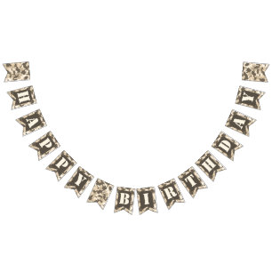 Bandera del feliz cumpleaños en el moreno Camo