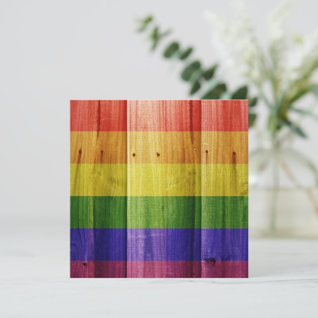 Bandera del orgullo arcoiris de madera (Anverso de pie)