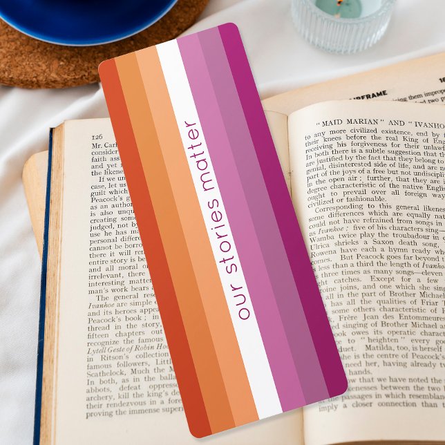 Bandera lesbiana Naranja rosa tira marcadores feme (Mockup of bookmark on book. Photo by Freepik.)