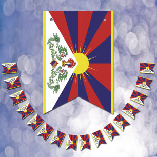 Bandera tibetana y pancartas de la fiesta del Tibe