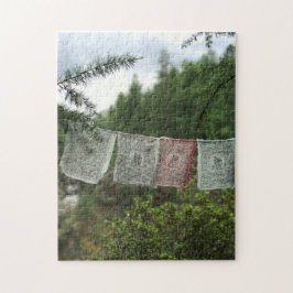 Banderas budistas de oración en el rompecabezas de