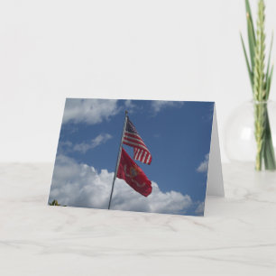 Banderas patrióticas y un cielo azul en un
