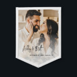 Banderín Boda de caligrafía mínima foto regalo recién hecho<br><div class="desc">Leyenda fotográfica única Boda con banner recién hecho</div>