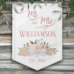 Banderín Moda de Boho Floral Rosa Sr. y la Sra. Boda<br><div class="desc">Esta bandera florida es hermosa, elegante y divertida. Diseñado para celebrar a los recién casados, cuenta con un elegante diseño de moda boho con un grupo de rosas acuarelas pintadas a mano, flores y follaje en tonos rosas, corales y malvas. El texto del guión elegante dice: Sr. y Sra. con...</div>