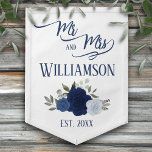 Banderín Rosas Azules Rustic Boho Moda Sr. y la Sra. Boda<br><div class="desc">Esta bandera florida es hermosa, elegante y divertida. Diseñado para celebrar a los recién casados, cuenta con un elegante diseño de moda boho con un grupo de rosas acuarelas pintadas a mano en tonos azul polvoriento, marina e índigo. El texto dice: Sr. y Sra. con el apellido de la pareja...</div>