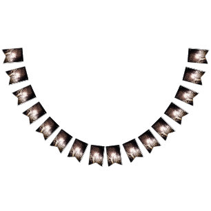 Banderines Fuegos artificiales blancos y dorados en celebraci