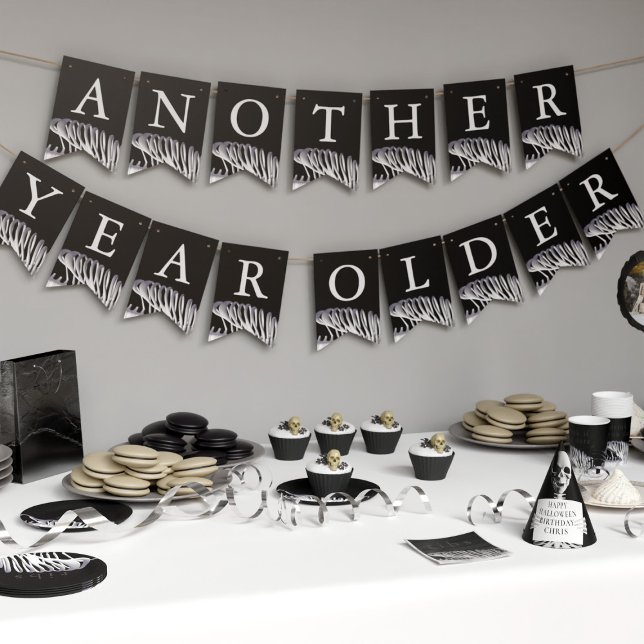 Banderines Halloween Skeleton Cumpleaños Blanco y Negro (Another year older? Happy Birthday! Bunting to decorate your home if you have a Halloween Birthday)