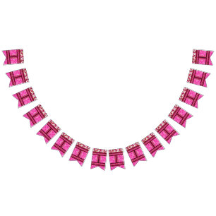 Banderines un papel pintado rosa y blanco con una cruz