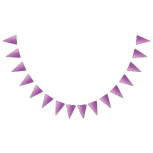 Banderines Un vibrante diseño de tela púrpura con intrincado