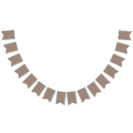 Banderines una pared marrón con un reloj en ella