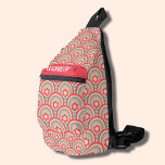 Bandolera Floral geométrica de Groovy<br><div class="desc">Este elegante bolso de honda presenta un diseño floral y geométrico retro en colores tenues y tu nombre en la parte delantera. Tres compartimentos con cremallera pueden guardar fácilmente sus llaves, cartera, teléfono, cámara y mucho más. Lávelo como un cuerpo cruzado o sobre un hombro, y sujete la correa ajustable...</div>