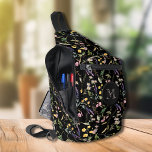 Bandolera Flores silvestres elegantes en negro<br><div class="desc">Este elegante bolso de honda presenta un patrón general de delicadas flores silvestres y su monograma inicial en la parte delantera. Tres compartimentos con cremallera pueden guardar fácilmente sus llaves, cartera, teléfono, cámara y mucho más. Lávelo como un cuerpo cruzado o sobre un hombro, y sujete la correa ajustable a...</div>