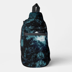 Bandolera Hermosa luna resplandece a través de árboles
