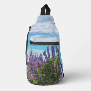 Bandolera lavanda en la orilla del lago