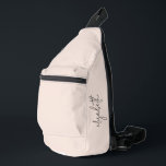 Bandolera Minimalista moderno monograma elegante<br><div class="desc">Cree un bolso de honda con su nombre vertical hacia arriba en un sencillo guión elegante sobre un fondo rosa rubor. Perfecto para usted o regalo para cualquier ocasión.</div>