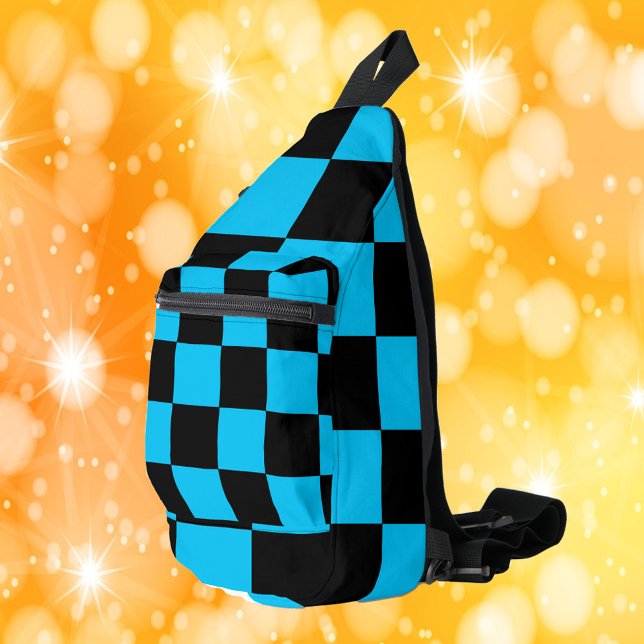 Bandolera Patrón de tablero de ajedrez azul y negro (A cool sling bag with a blue and black checkerboard pattern)