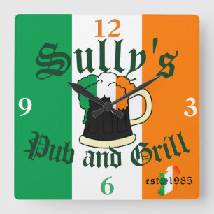 Bar irlandés de pinturas de cerveza y reloj de nom