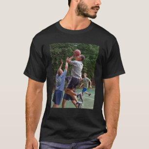 Barack Obama jugando al baloncesto en camiseta