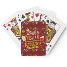 Alegre celebración de Año Nuevo levantando un vaso