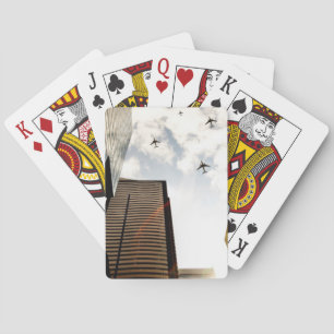 Baraja De Cartas Aviones sobrevolando edificios