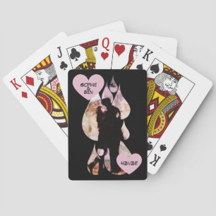 Baraja De Cartas Bajo la sombrilla: Pareja romántica besándose en l