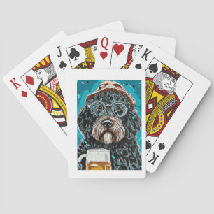 Baraja De Cartas Bernedoodle sostiene una taza de cerveza