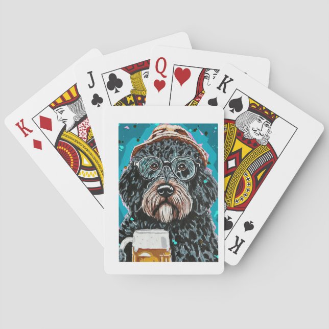 Baraja De Cartas Bernedoodle sostiene una taza de cerveza (Reverso)