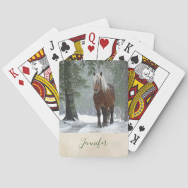 Baraja De Cartas Caballo marrón en un bosque de invierno con nieve 