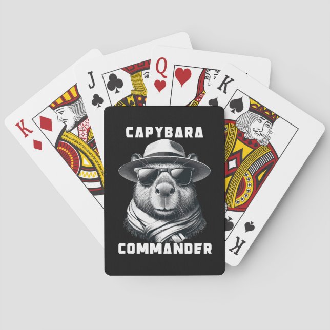 Baraja De Cartas Capibara Con Comandante De La Capa De Las Gafas De (Reverso)
