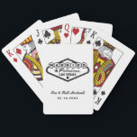 Baraja De Cartas Casado con el fabuloso Boda blanco de Las Vegas<br><div class="desc">Estos personalizados únicos y divertidos,  "Casados en Fabulous Las Vegas",  presentan un diseño inspirado en el cartel de Bienvenida a Las Vegas,  Nevada",  junto con un texto monográfico que puede ser personalizado con el nombre de la pareja y la fecha boda. Se pueden modificar los colores blanco y negro.</div>