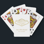 Baraja De Cartas Casado con el fabuloso Boda blanco de Las Vegas<br><div class="desc">Estos originales y divertidos personalizados, "Casados en Fabulous Las Vegas", presentan un diseño de Relieve metalizado de imitación dorado inspirado en el cartel de Bienvenida a Las Vegas, Nevada", junto con un texto monográfico que puede ser personalizado con el nombre de la pareja y la fecha de boda. Se puede...</div>