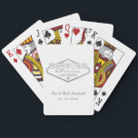Baraja De Cartas Casado con el fabuloso Boda blanco plateado de Las<br><div class="desc">Estos originales y divertidos personalizados, "Casados en Fabulous Las Vegas", presentan un diseño de Relieve metalizado de faux dorado inspirado en el cartel de Bienvenida a Las Vegas, Nevada", junto con un texto monograma que puede personalizarse con el nombre de la pareja y la fecha de boda. Se puede modificar...</div>